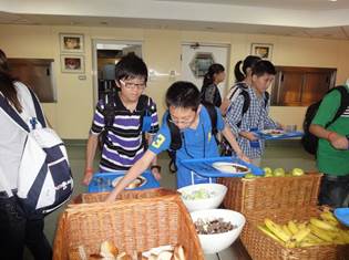 students having lunch.jpg